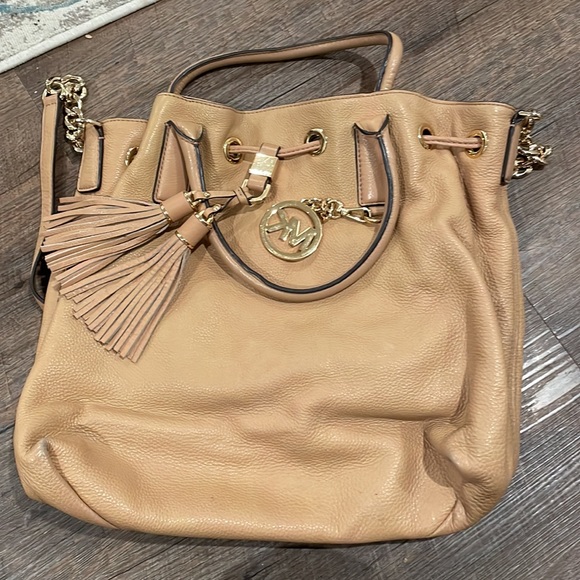 Like new Michael Kors purse. Smoke and pet free home - Picture 4 of 7